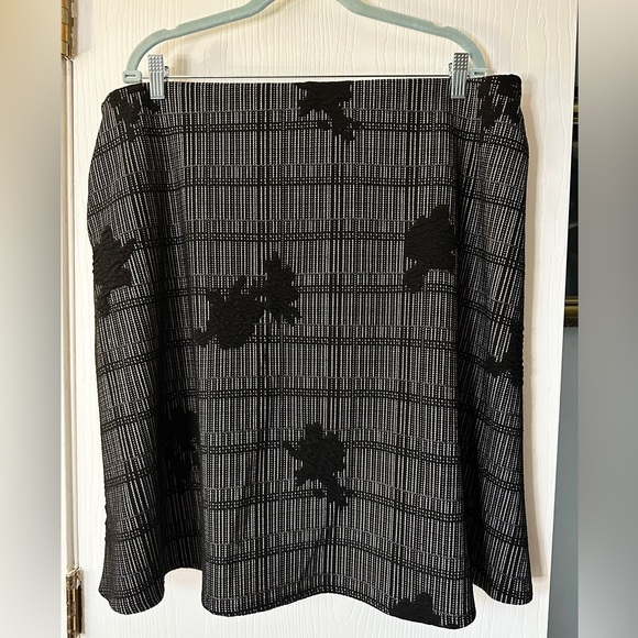 Plus size skirt from Margaret M, size 1X. Cute pattern, pull on style. - Picture 2 of 9